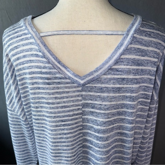Berkley Jensen long sleeve Blue Striped V-Neck Top XL polyester Rayon - Picture 4 of 7